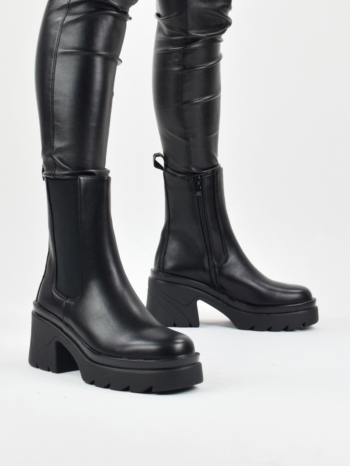 Chunky low block heel chelsea boots in black