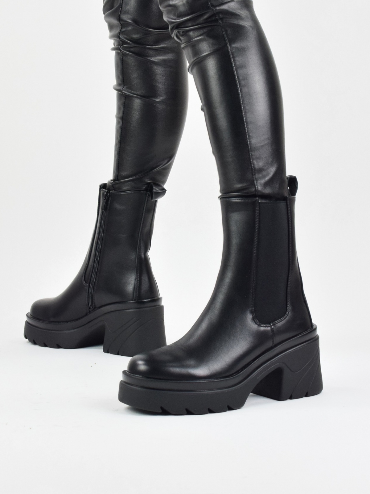 Chunky low block heel chelsea boots in black