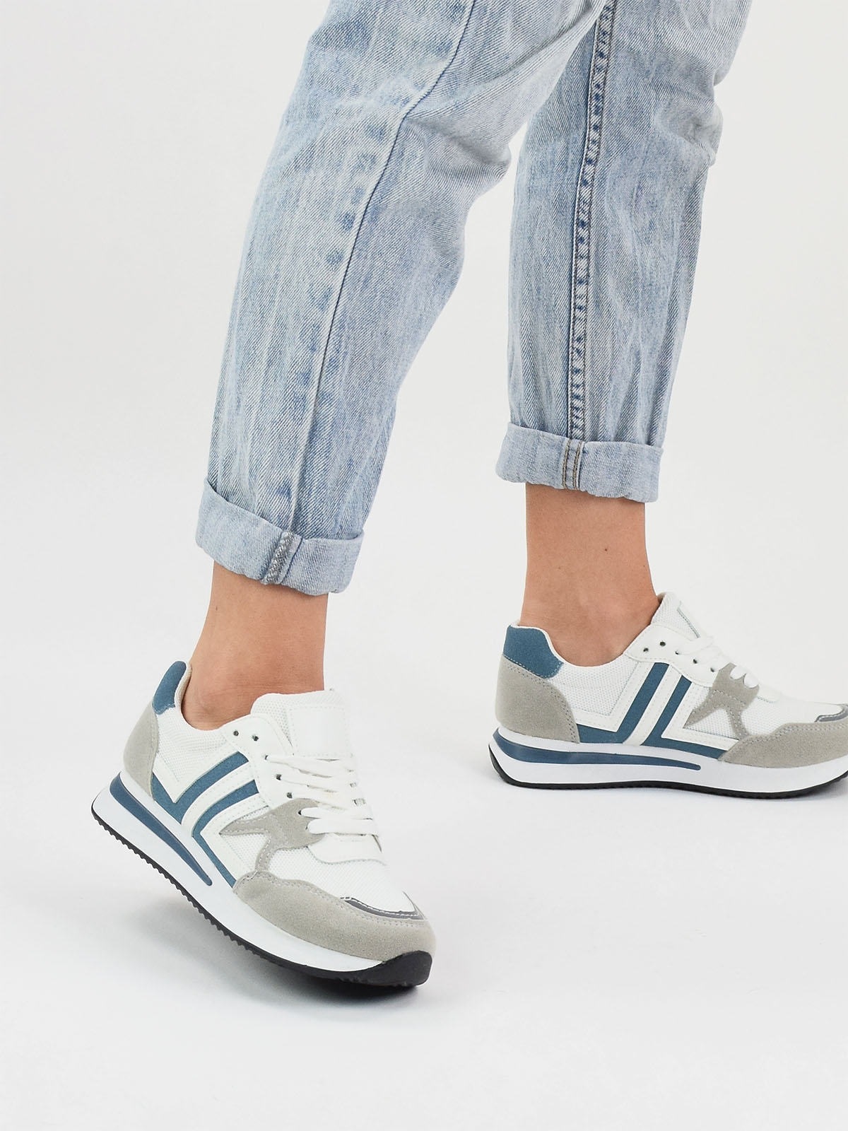 Lace up trainers with blue details in grey