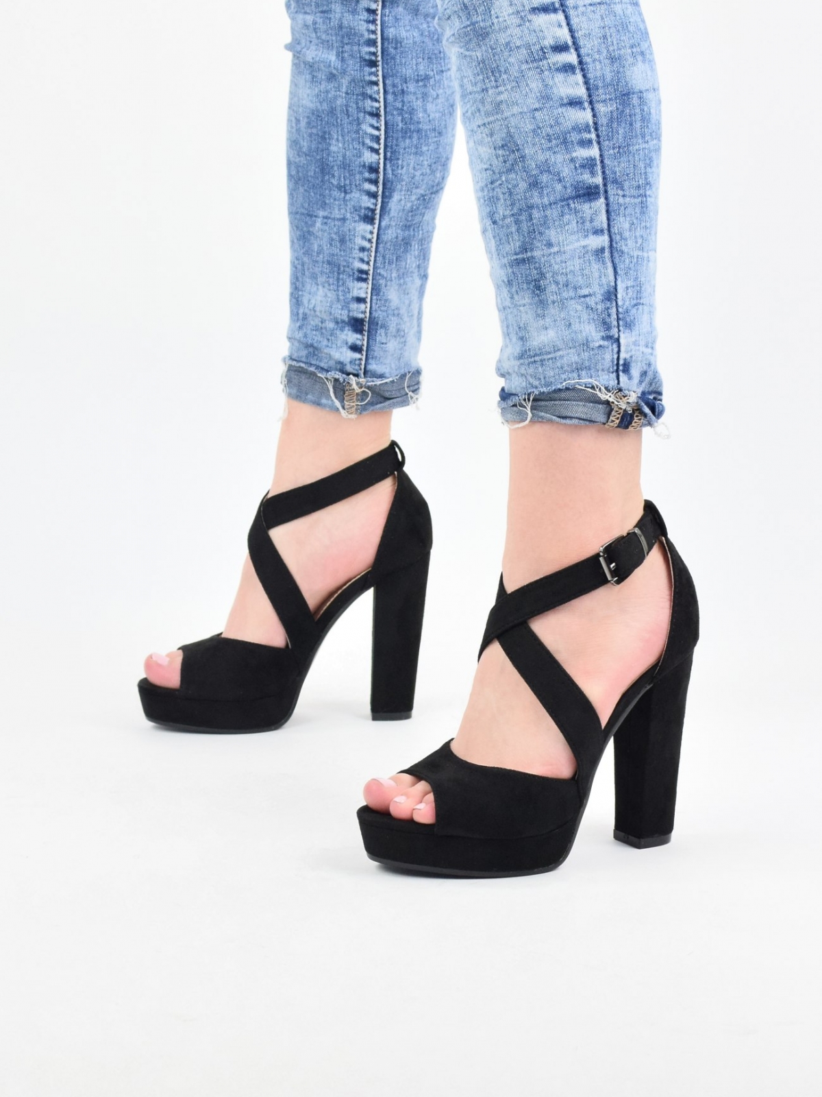 Exclusive high heels with platform in black