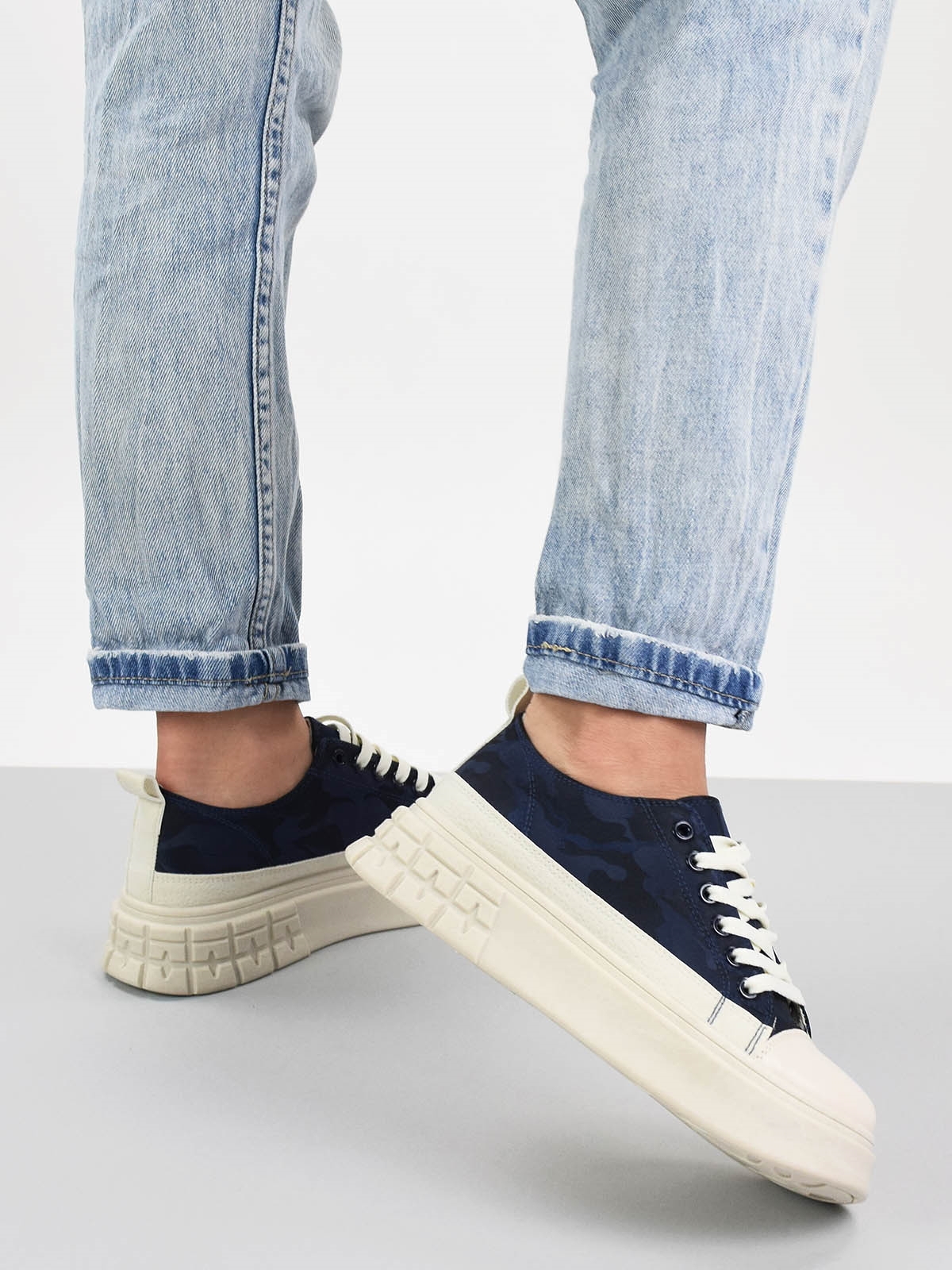 Classic trainers with lace up in blue