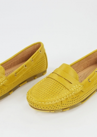 Flat loafers with stylish details in yellow