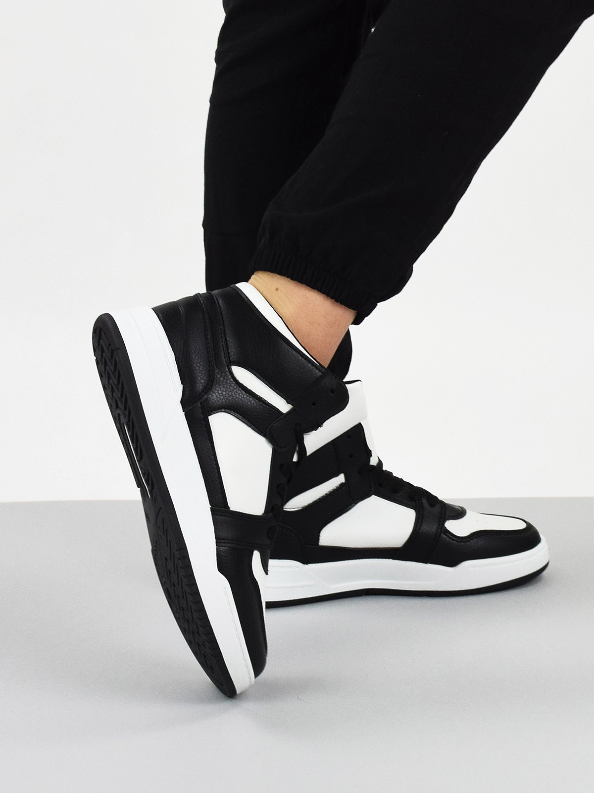 Lace up trainers in black & white