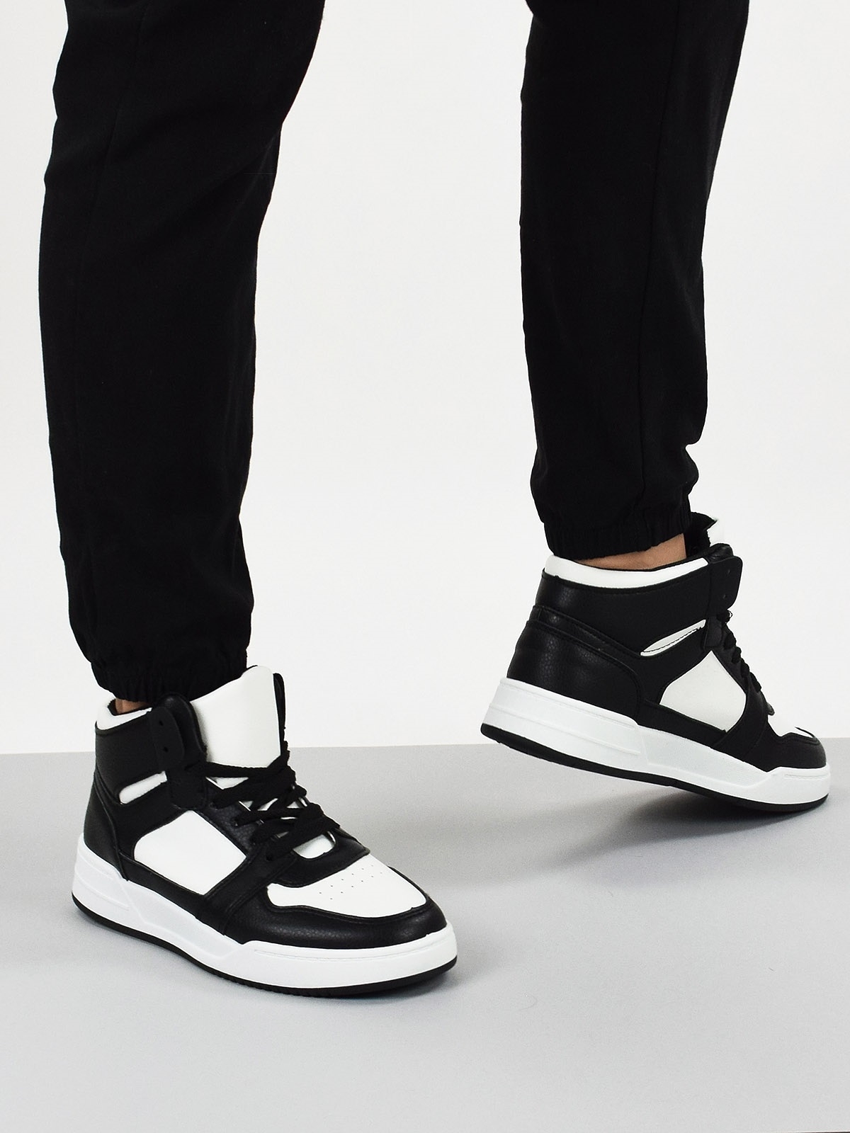 Lace up trainers in black & white