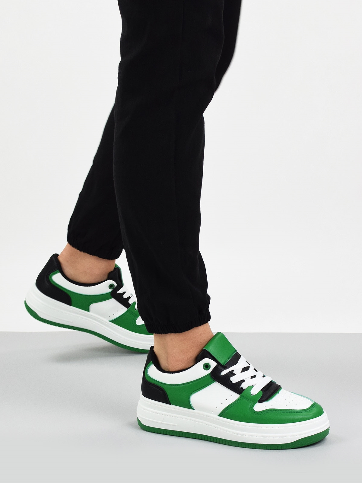 Lace up trainers in green & white