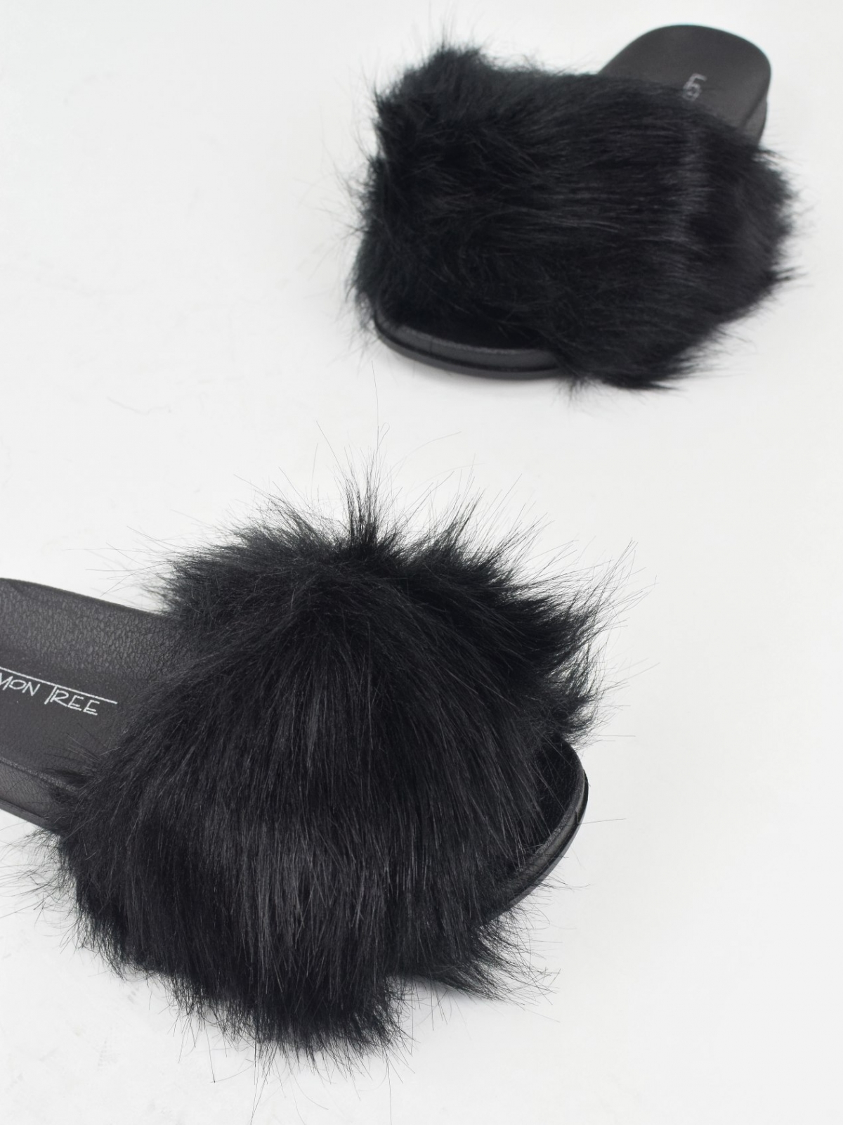 Fashionable design slippers with fur in black