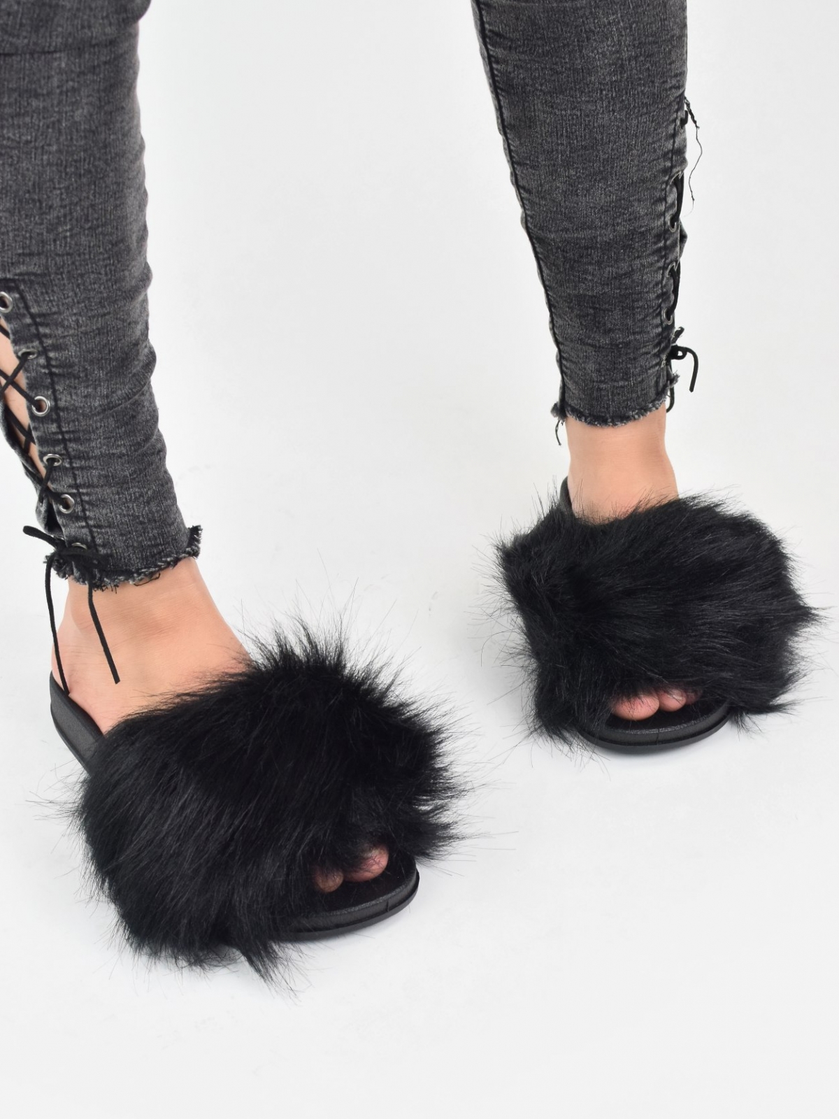 Fashionable design slippers with fur in black