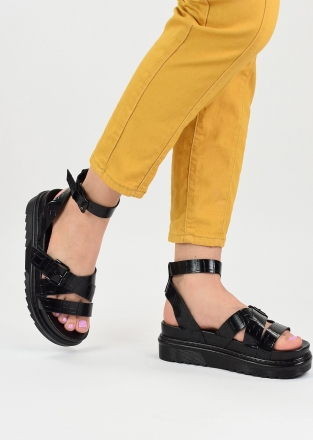 Croc design chunky flat sandals with buckle straps in black