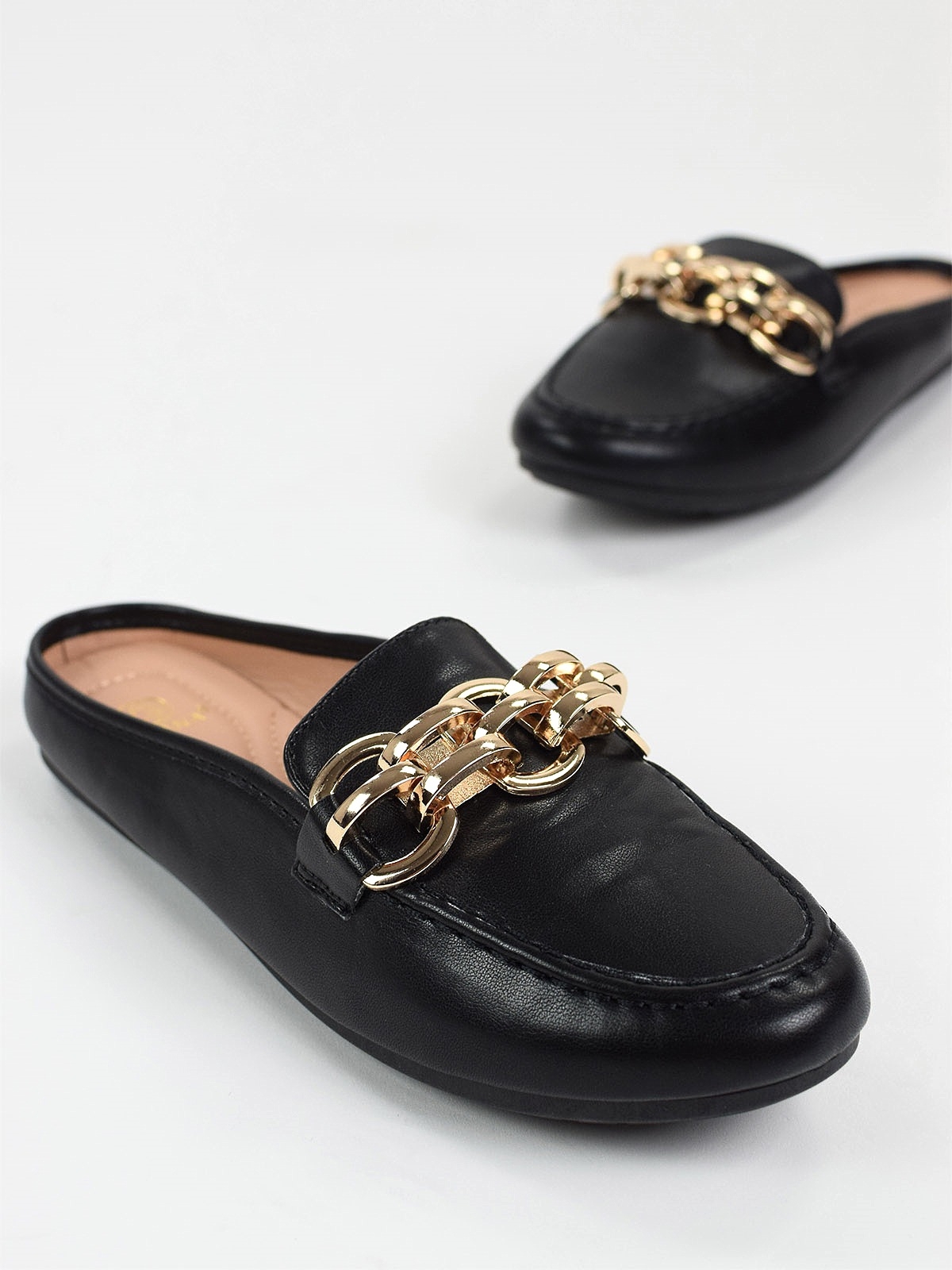 Flat slippers with gold-tone chain in black