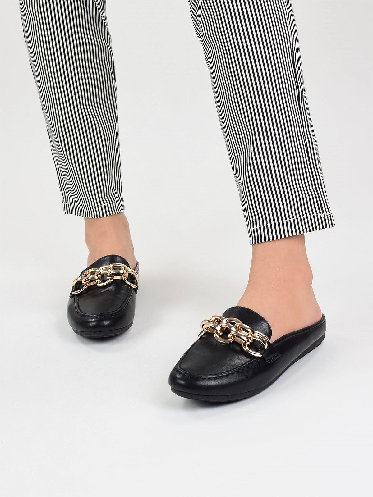 Flat slippers with gold-tone chain in black