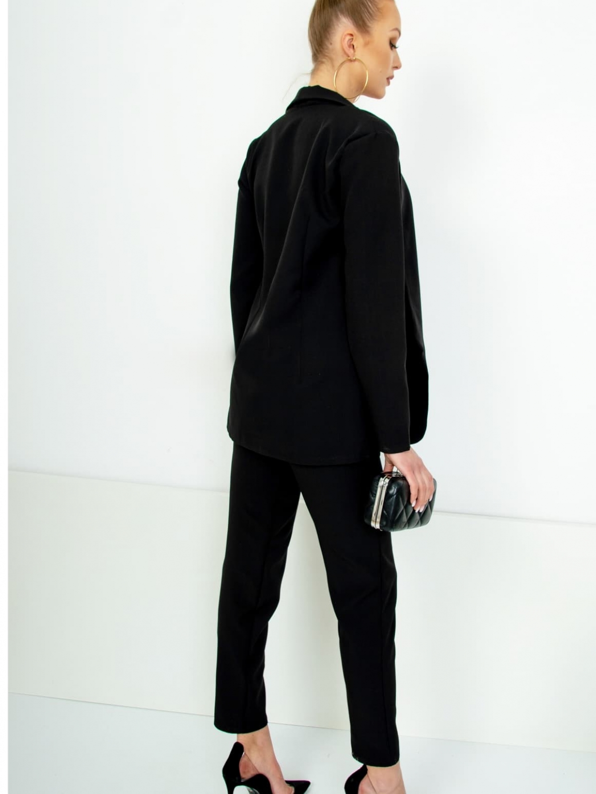 Klasikinis moteriškas dviejų dalių juodos spalvos kostiumėlis