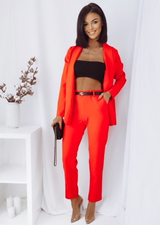 Stilingas dviejų dalių oranžinės spalvos kostiumėlis