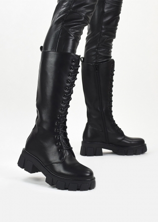 Klasikiniai juodos spalvos moteriški ilgaauliai batai su storu kulnu