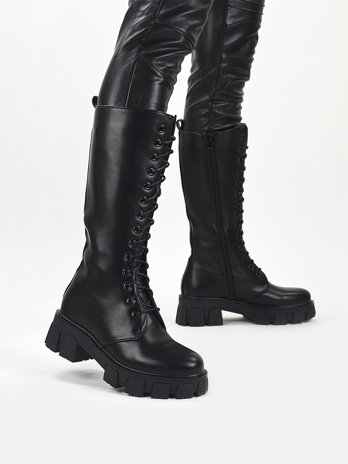 Klasikiniai juodi moteriški ilgaauliai batai su raišteliais