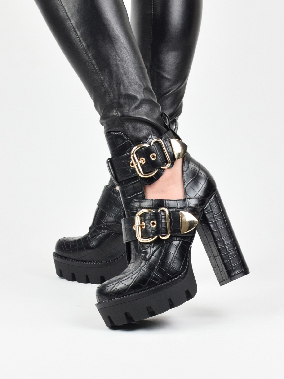 Exclusive design ankle boots with stable thick heel in black