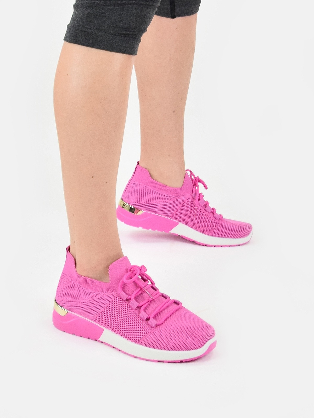 Elastingi rožinės spalvos moteriški sportbačiai su raištelių imitacija