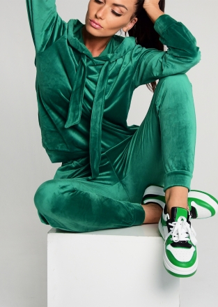 Stilingas sodriai žalios spalvos veliūrinis kostiumėlis