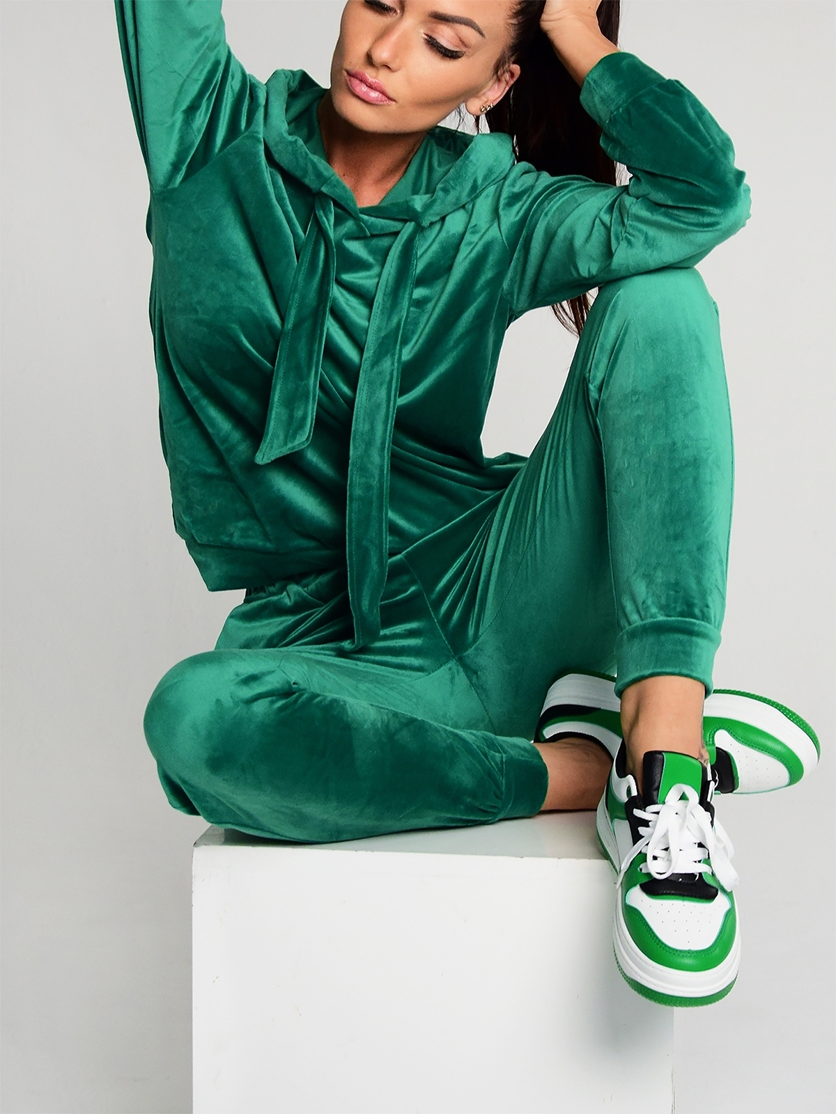 Stilingas sodriai žalios spalvos veliūrinis kostiumėlis