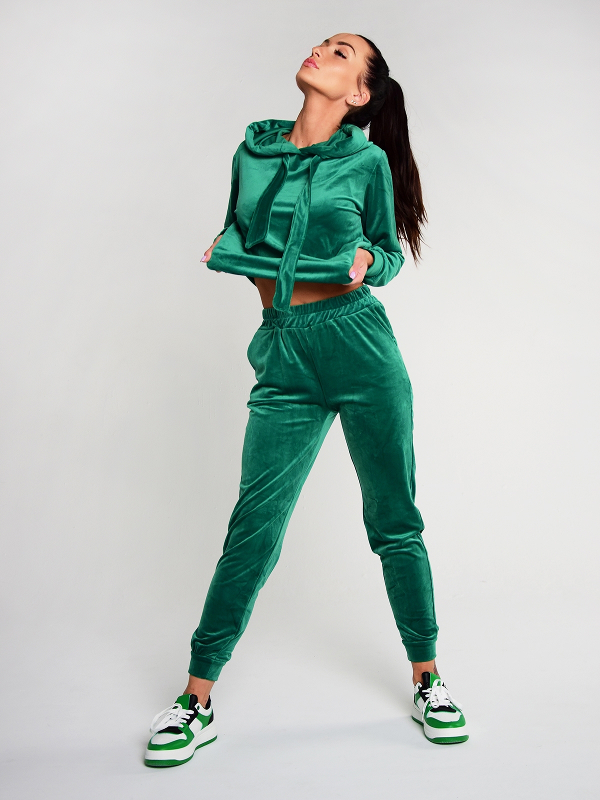 Žalios spalvos veliūrinis moteriškas kostiumėlis