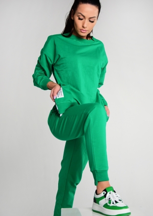 Stilingas žalios spalvos moteriškas laisvalaikio kostiumėlis