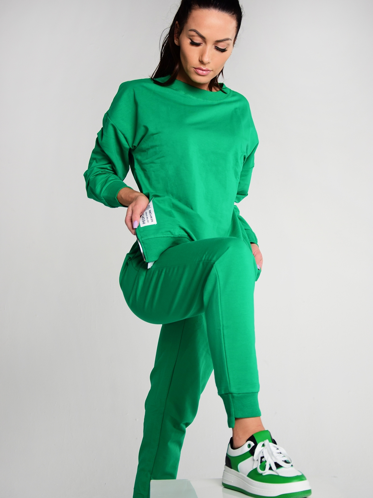 Stilingas žalios spalvos moteriškas laisvalaikio kostiumėlis
