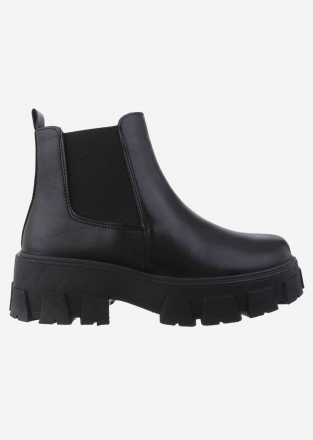 Women's boots in black with platform