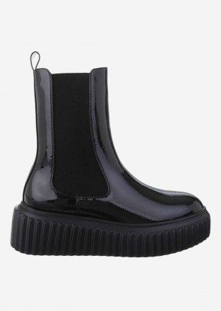 Women's boots with platform in black