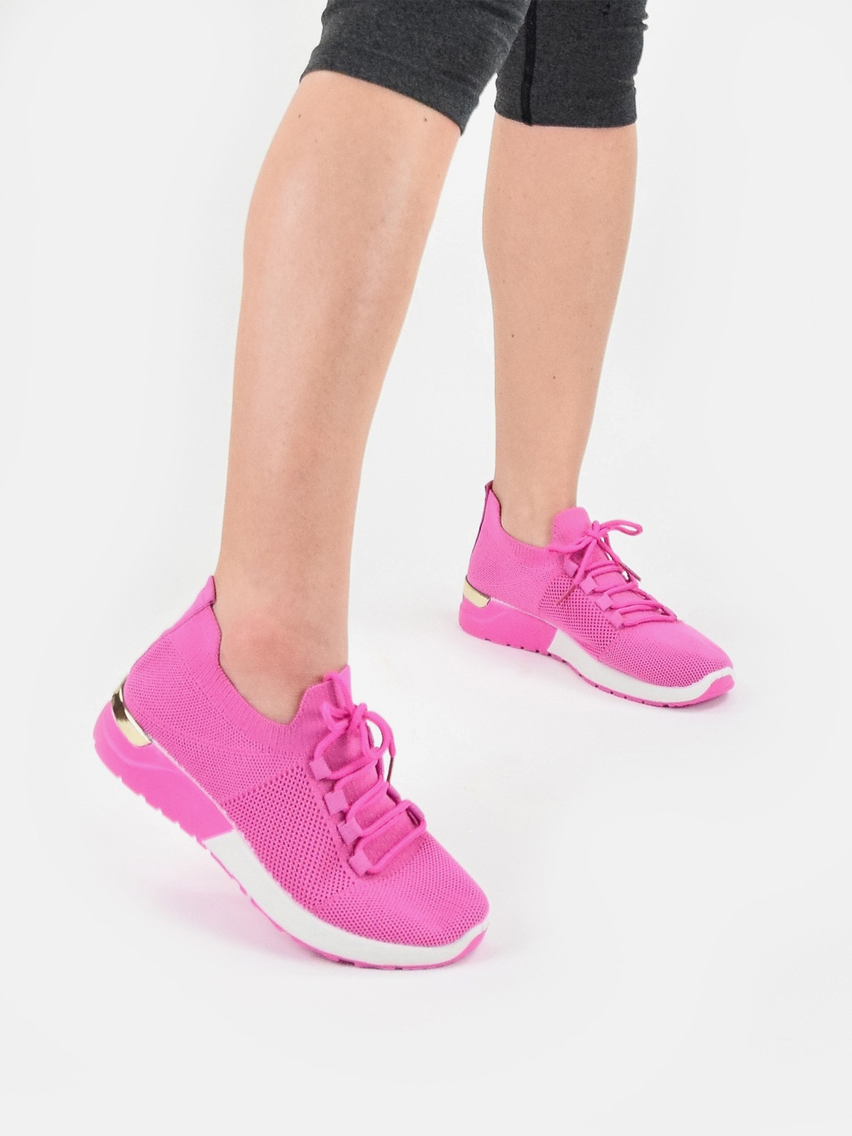 Elastingi rožinės spalvos moteriški sportbačiai su raištelių imitacija