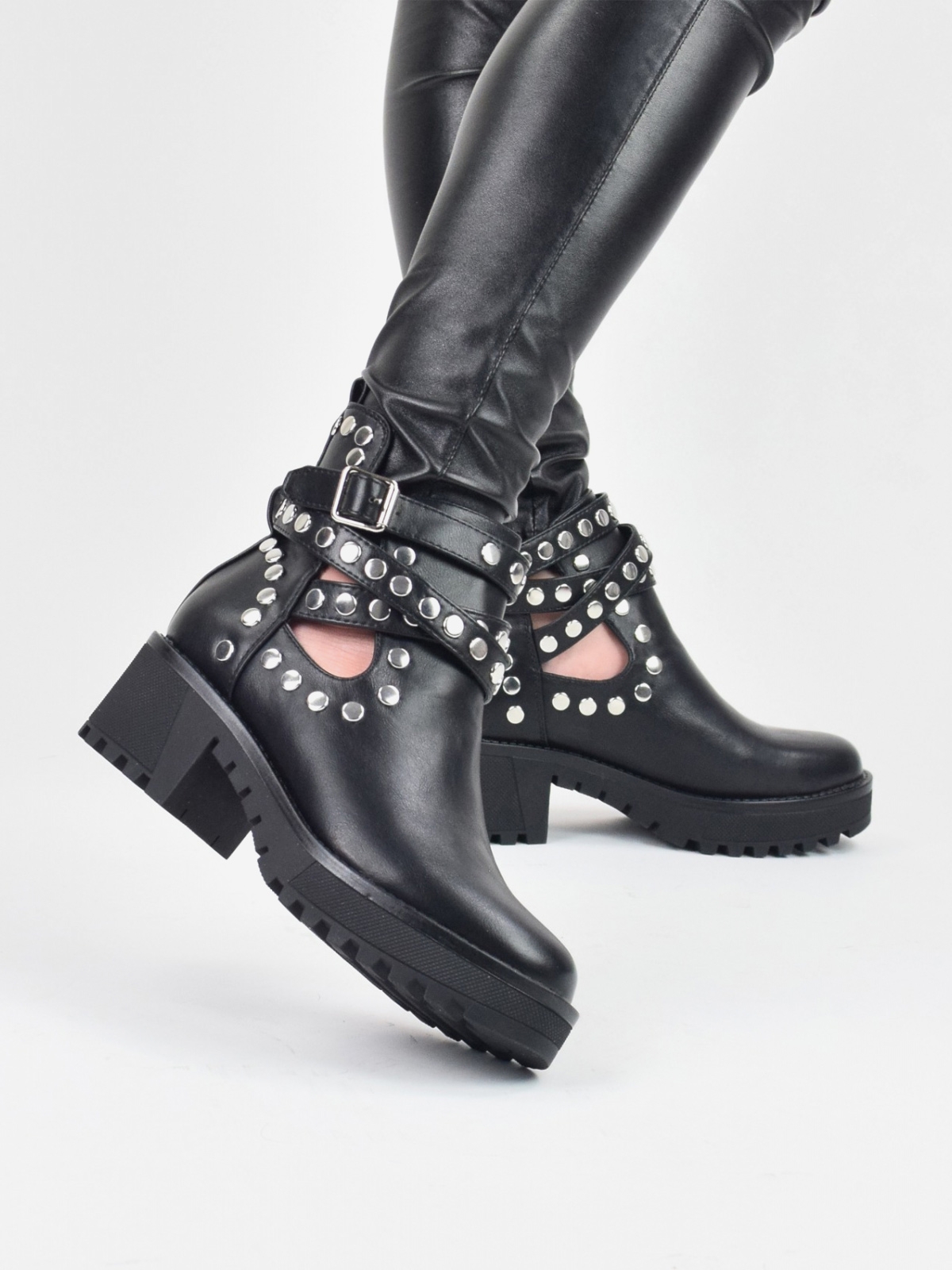 Moteriški juodi auliniai batai su metalinėmis detalėmis