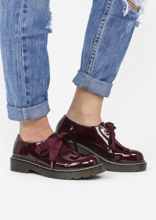 Lacquered flat shoes with ribbons in burgundy