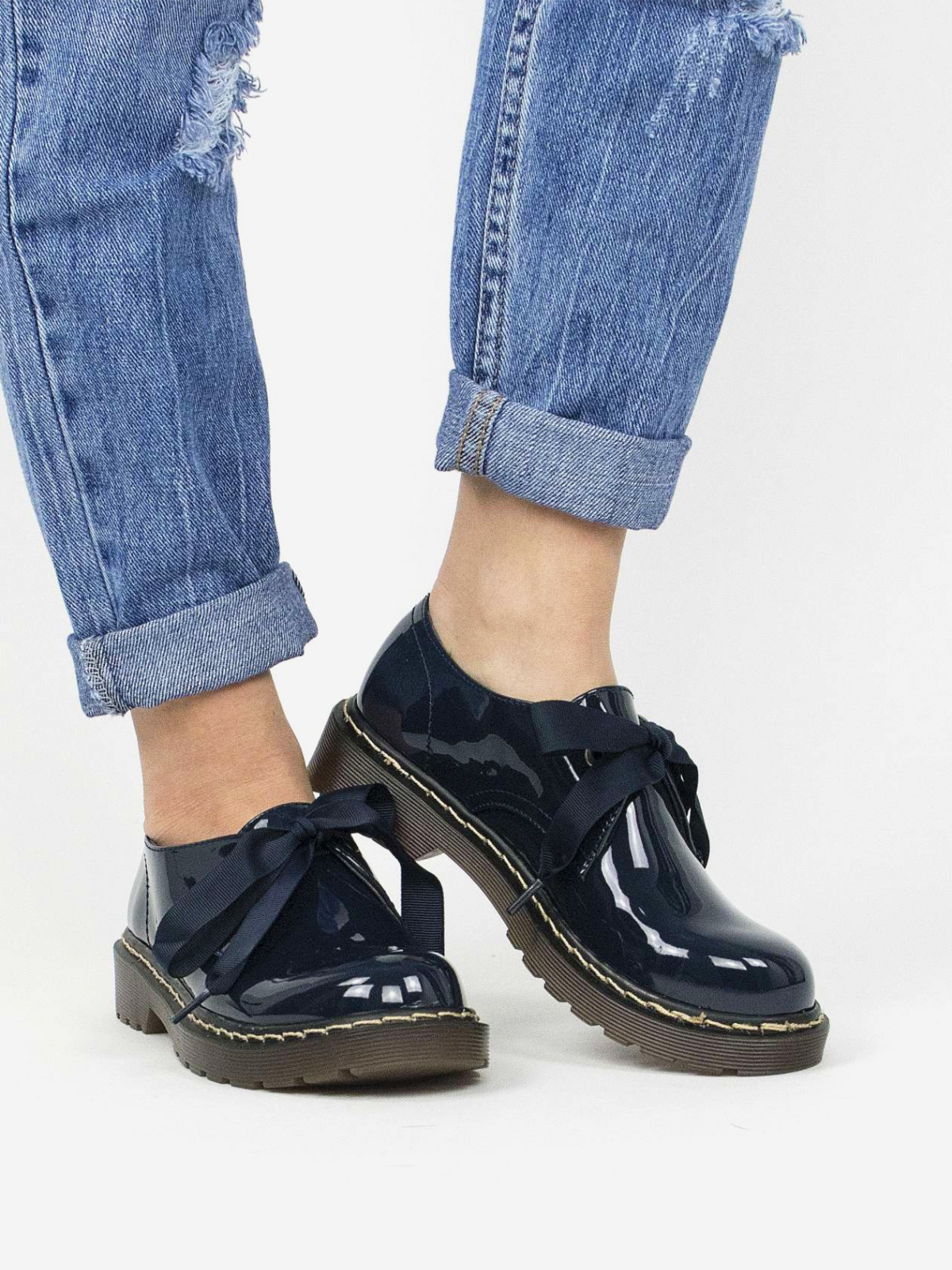 Lacquered flat shoes with ribbons in dark blue