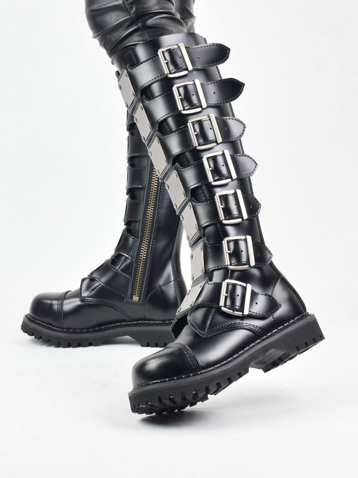 Alternatyvaus dizaino juodos spalvos unisex odiniai batai su plieninėmis sagtimis ir metalinėmis plokštėmis