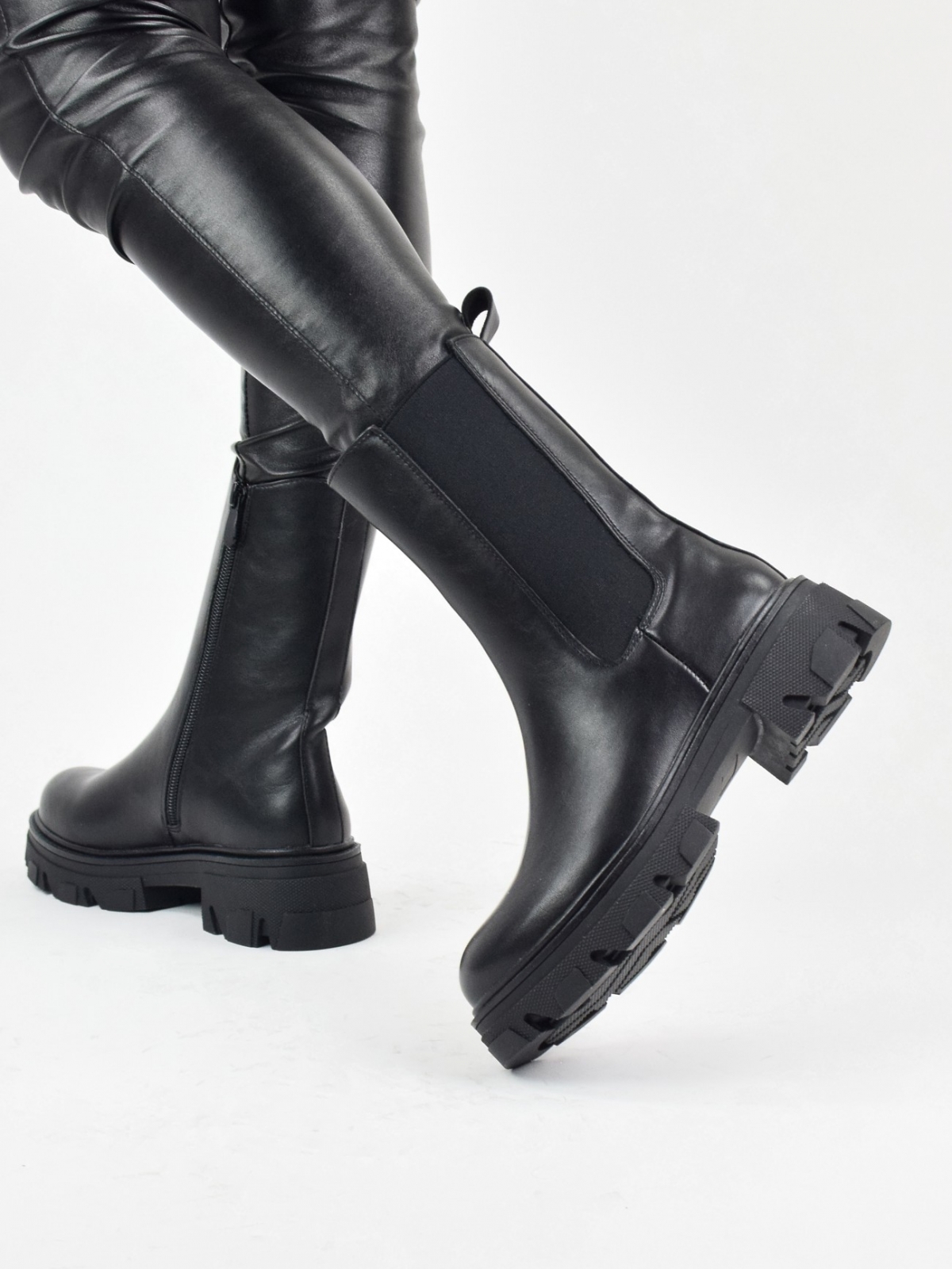 Classic design chelsea boots with side zipper in black