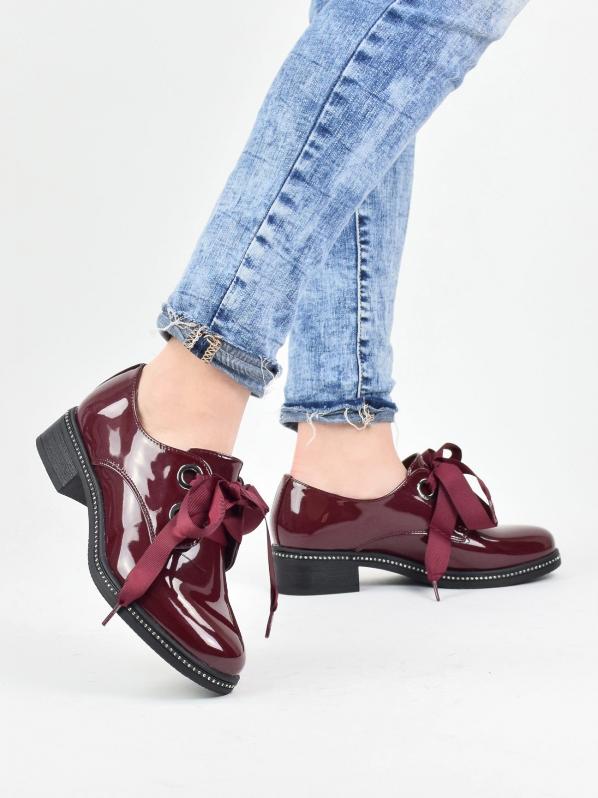 Classic design flat shoes with ribbons in burgundy