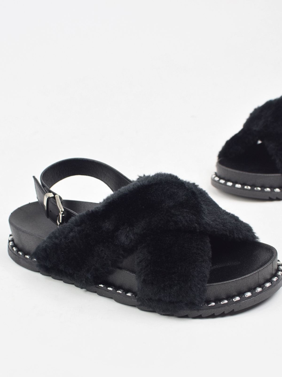 Stylish adjustable sandals with medium platform in black