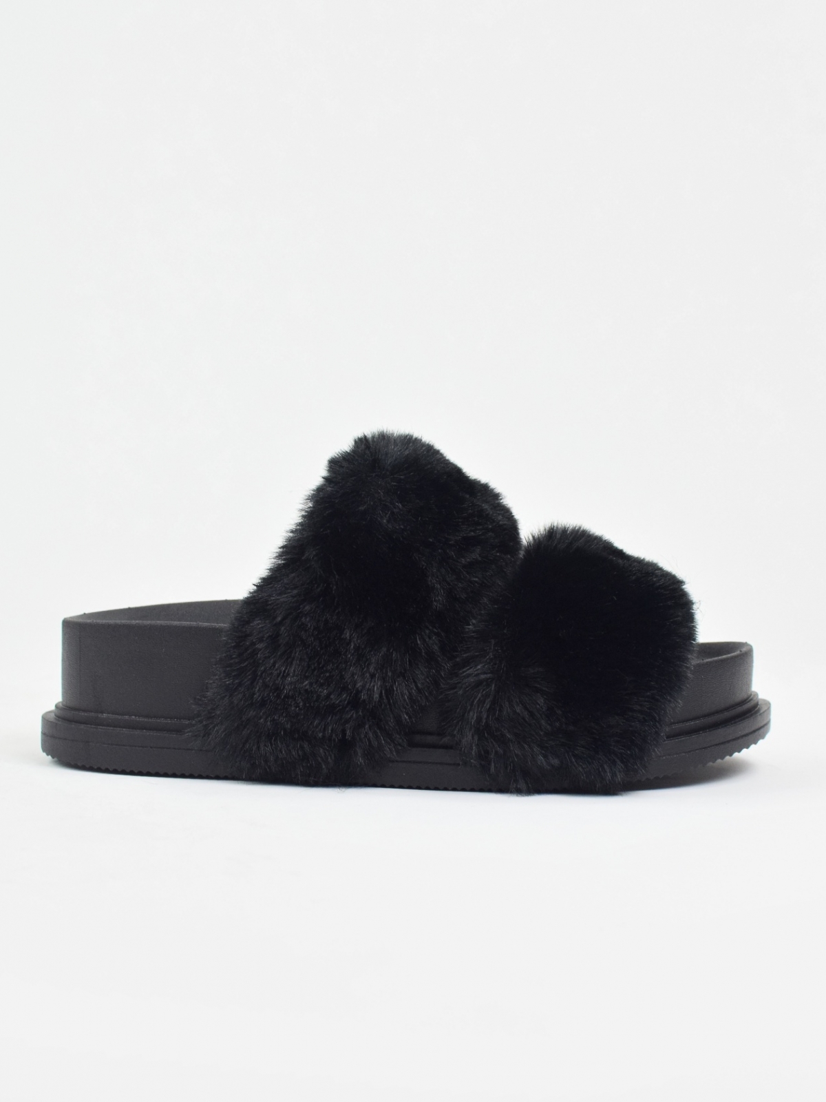 Oversize style slippers with fur in black