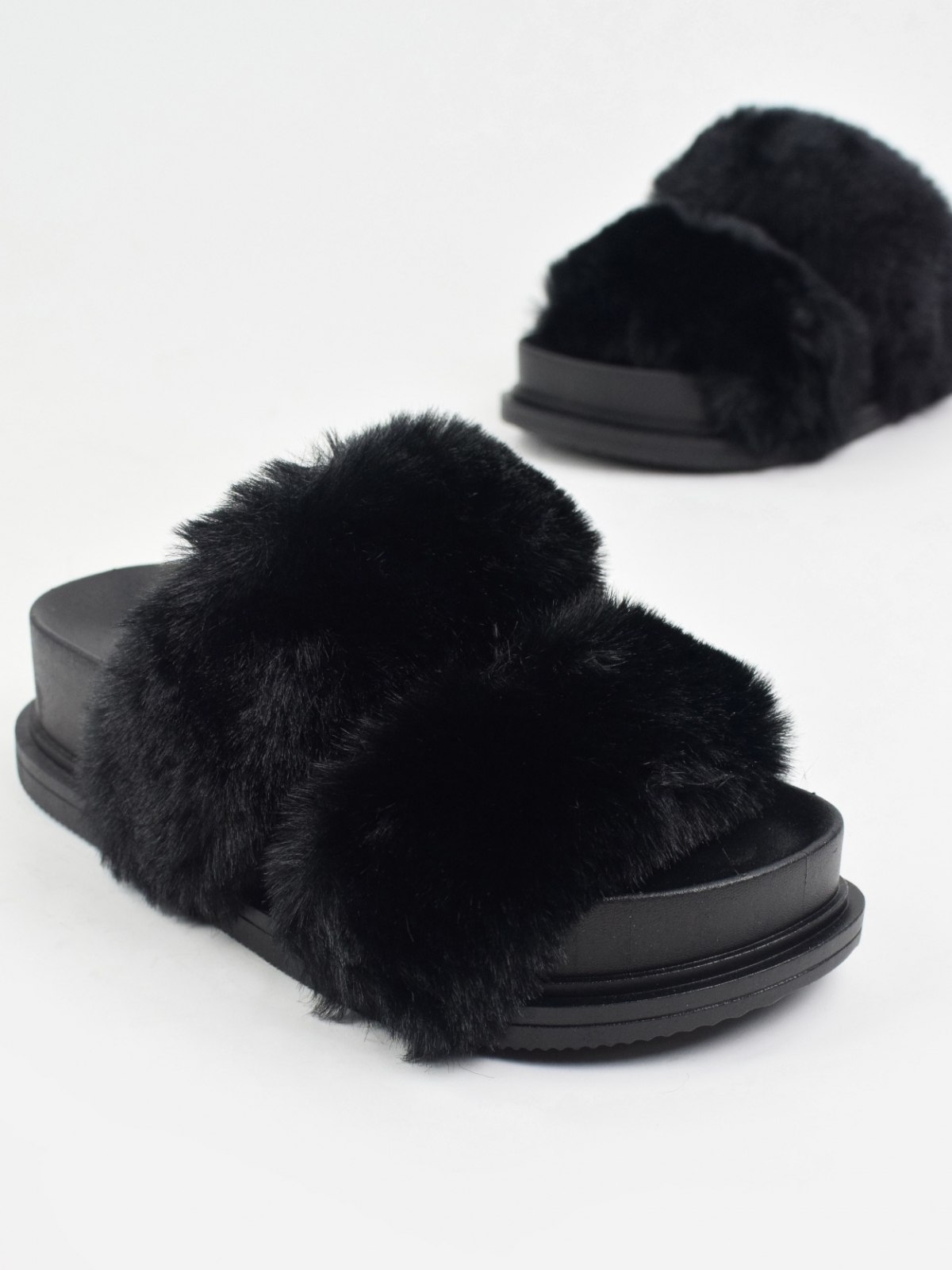Oversize style slippers with fur in black