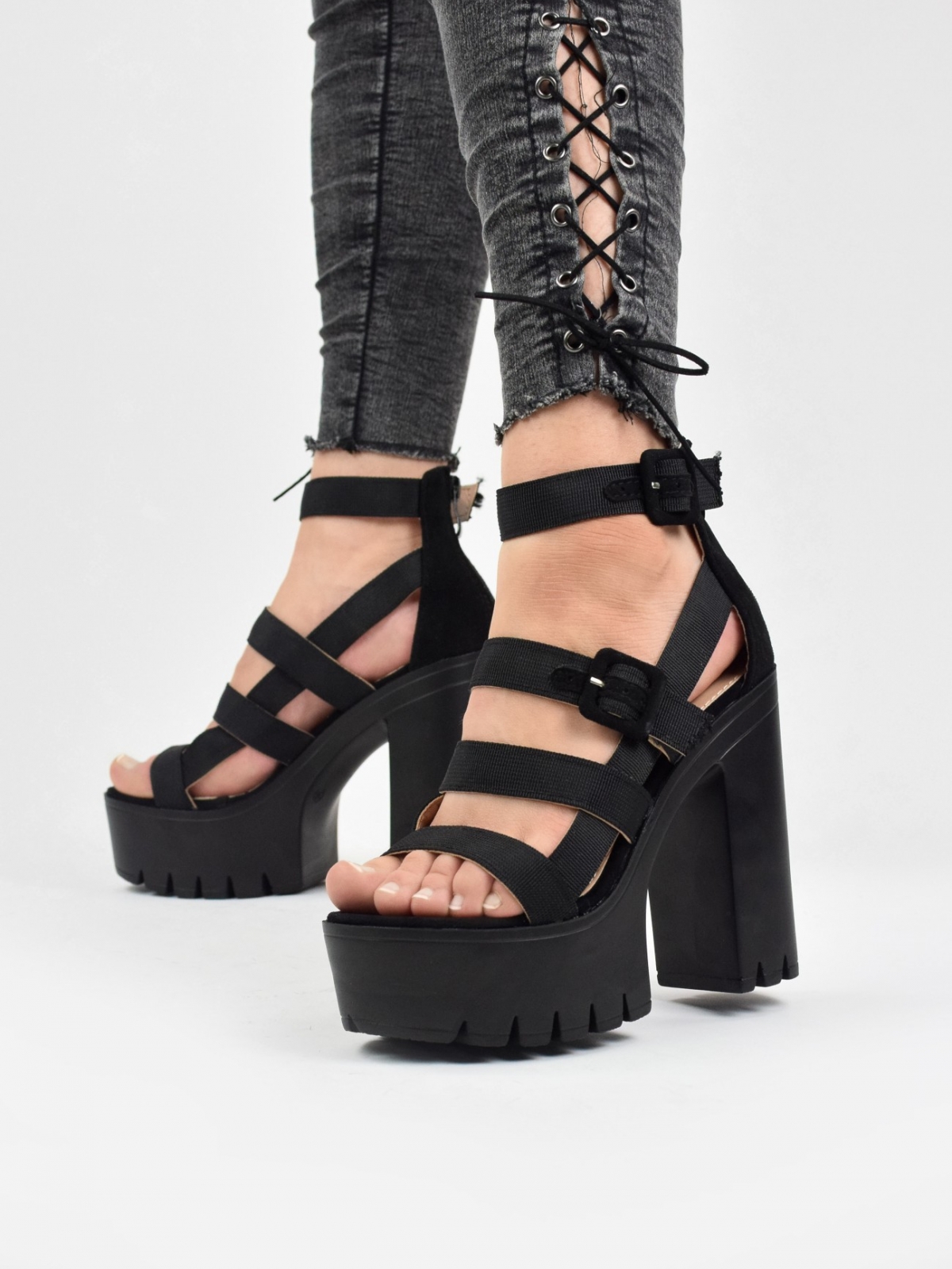 High heeled sandals with fashionable sole in black