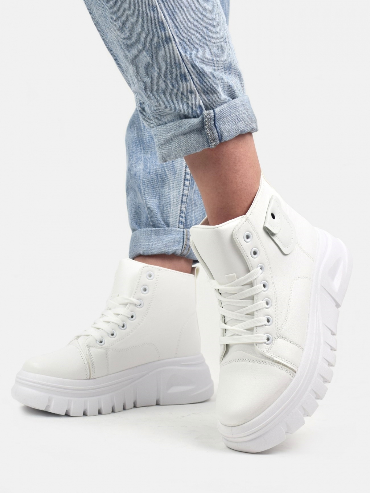 American style sneaker with thick sole & mini pocket in white