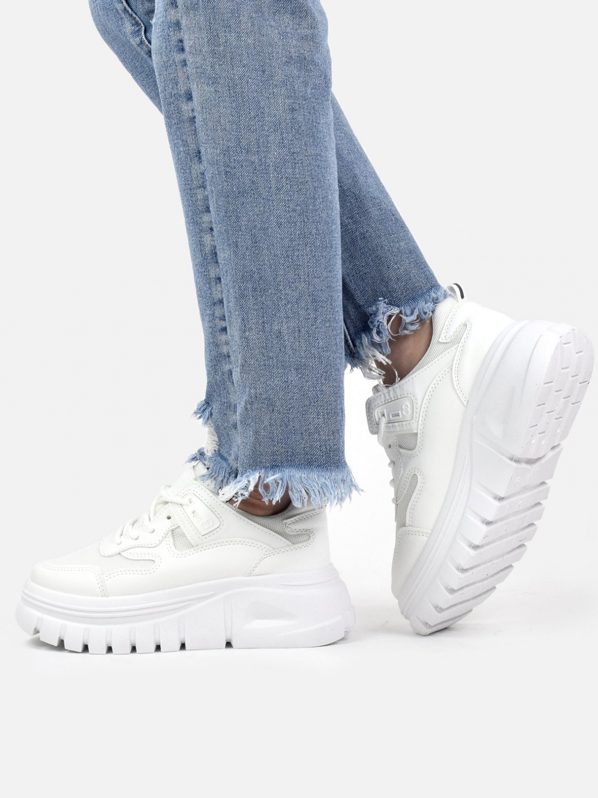 American style sneaker with thick sole in white