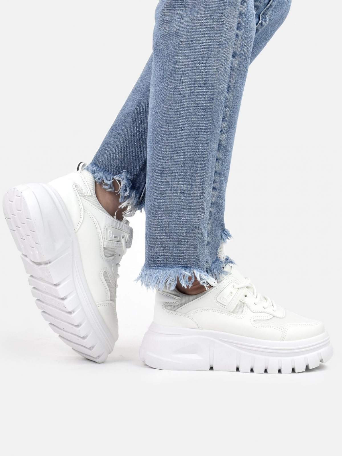 American style sneaker with thick sole in white