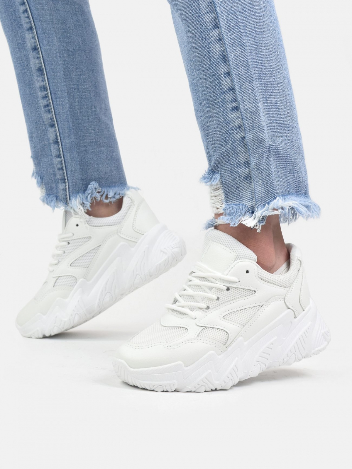 Modern style trainers with thick sole in white