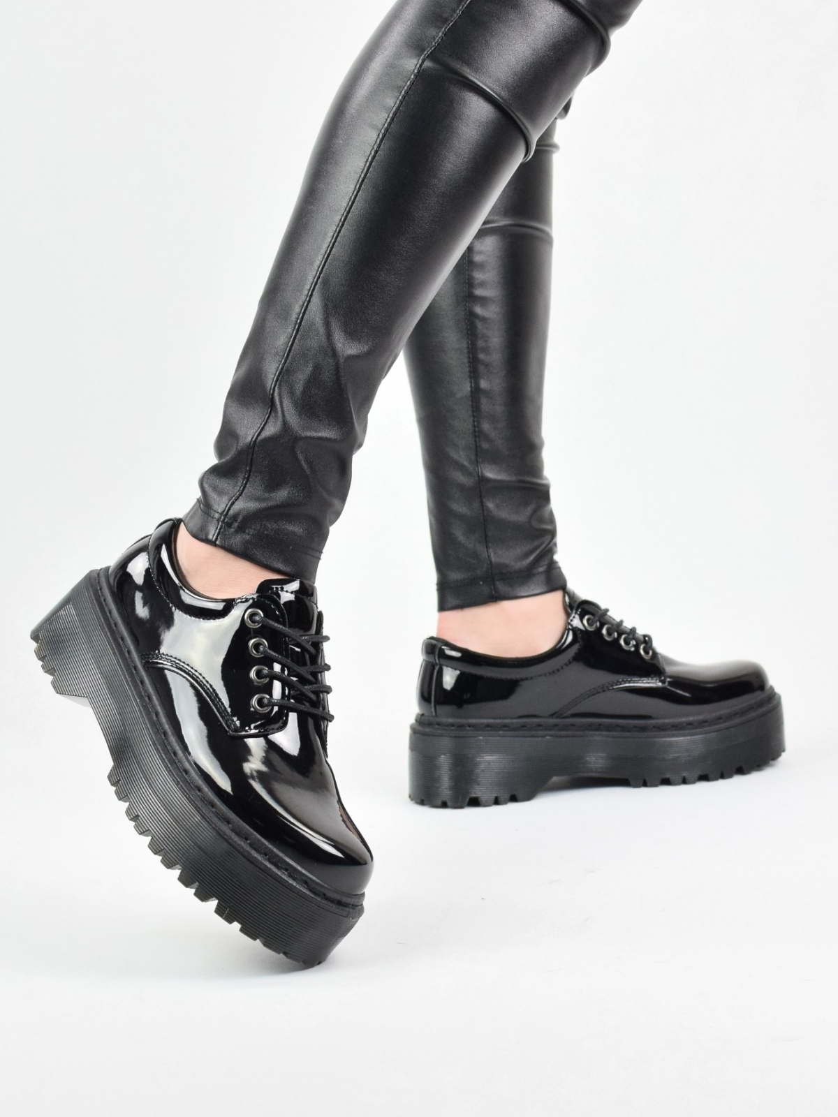 Lacquered chunky flat shoes with lace up in black