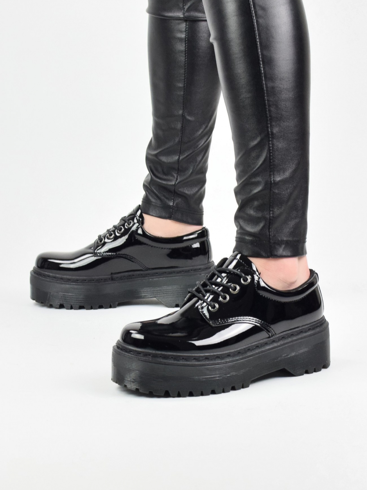 Lacquered chunky flat shoes with lace up in black