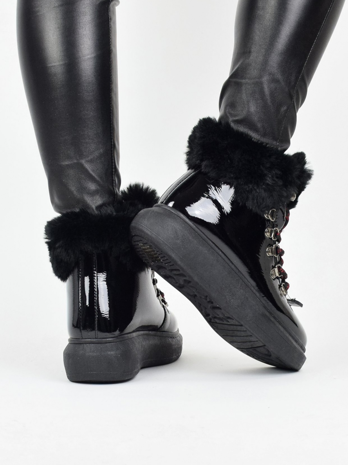 Warm lightweight lacquered boots in black