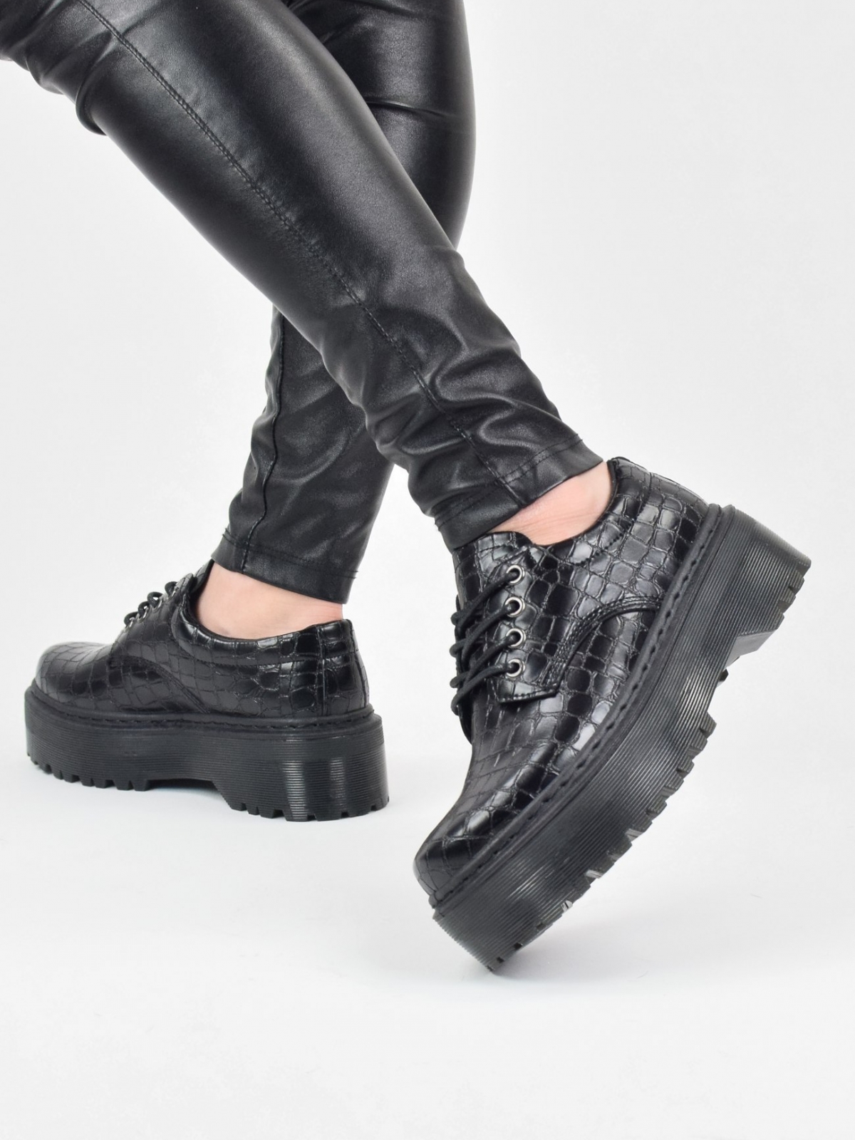 Stilingi juodos spalvos bateliai su krokodilo odos imitacija