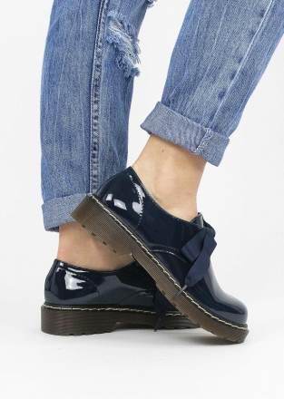 Lacquered flat shoes with ribbons in dark blue