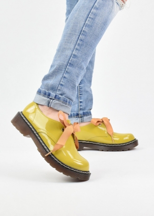 Lacquered flat shoes with ribbons in spicy yellow