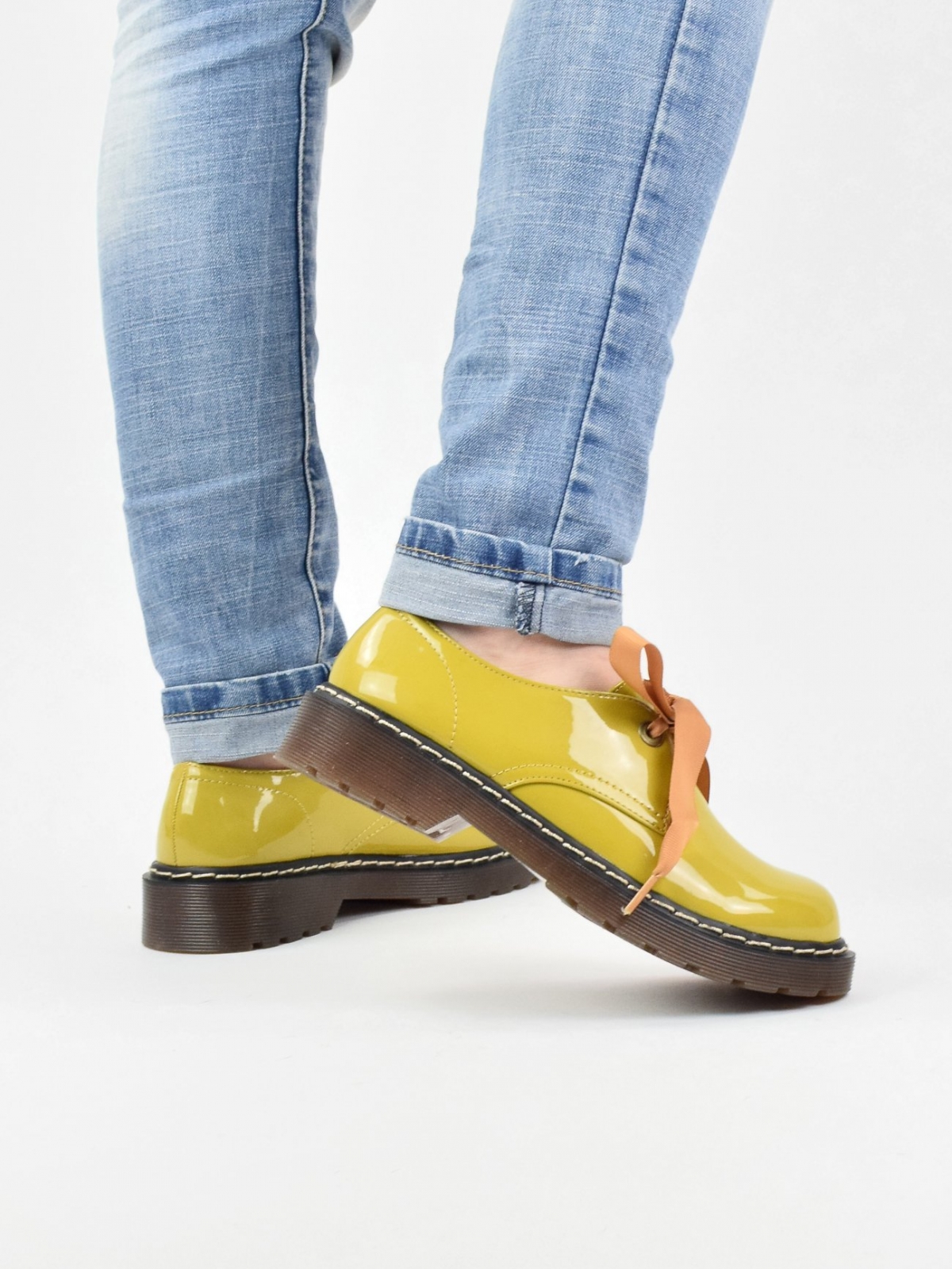 Lacquered flat shoes with ribbons in spicy yellow