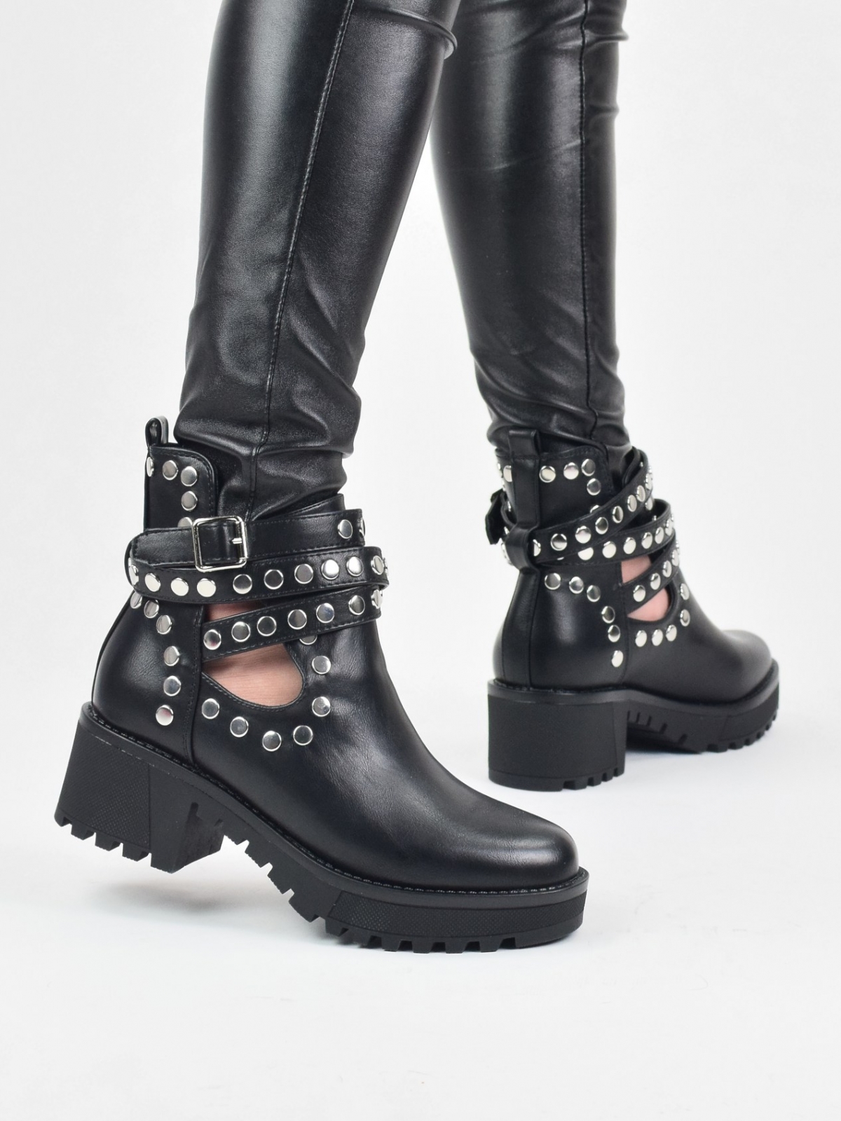 Atvirakulkšniai juodos spalvos moteriški auliniai batai su metalinėmis detalėmis
